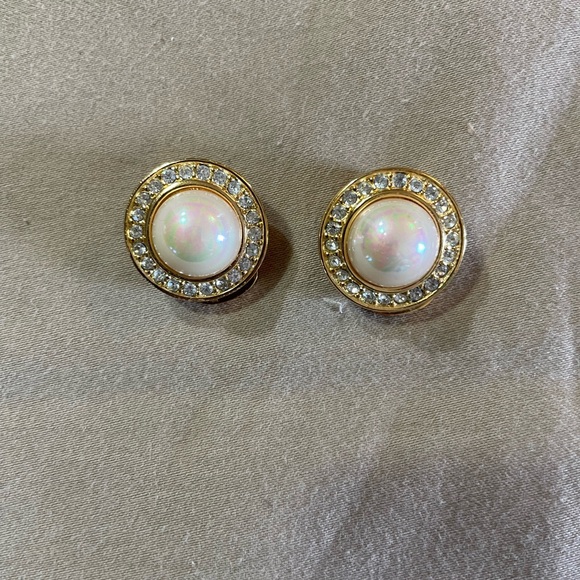 Vintage Christian Dior Elegant Gold and Pearl Stud Clip Earrings - Picture 5 of 5